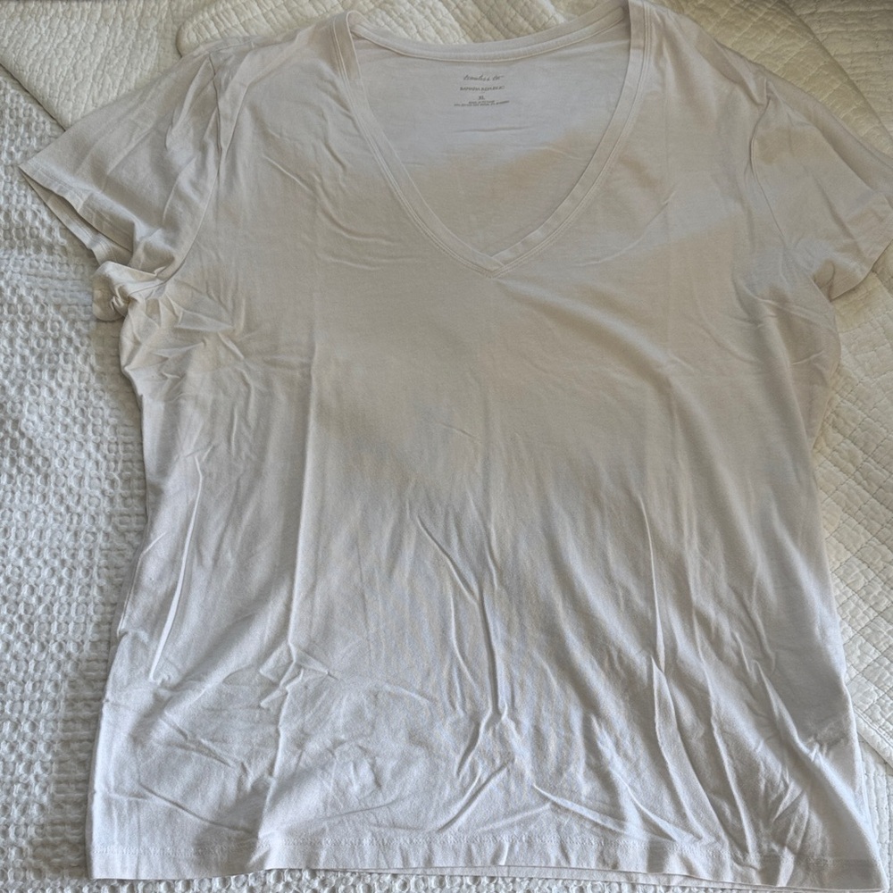 Banana Republic Women's Short Sleeve V‑Neck Tee in White